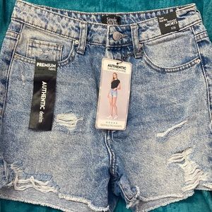 Super high rise destructed shorts